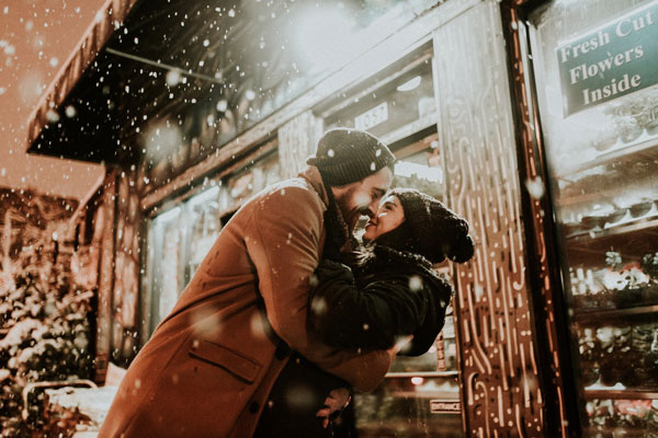 a couple in the snow i love you in 30 different languages